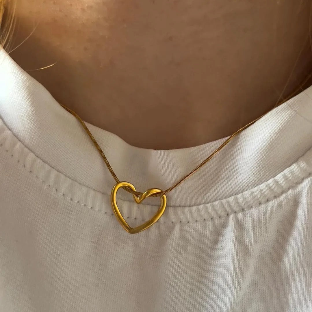 FEMININE NECKLACE