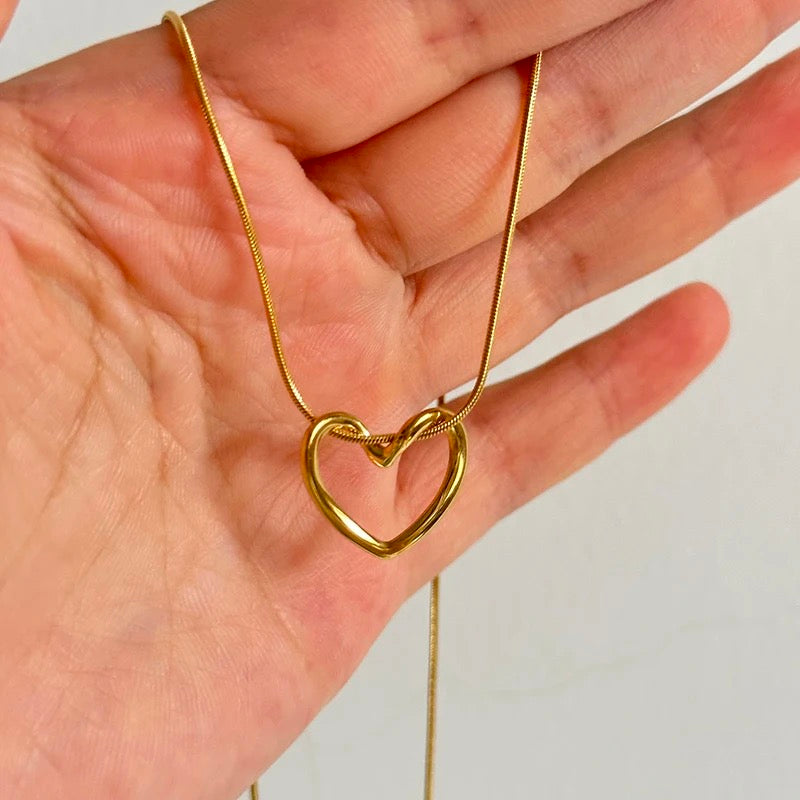 FEMININE NECKLACE