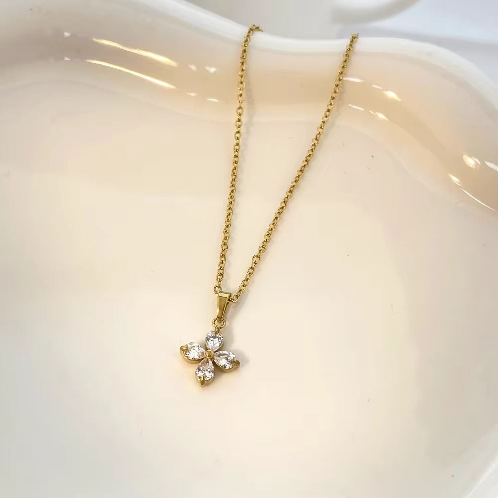 FIORA NECKLACE