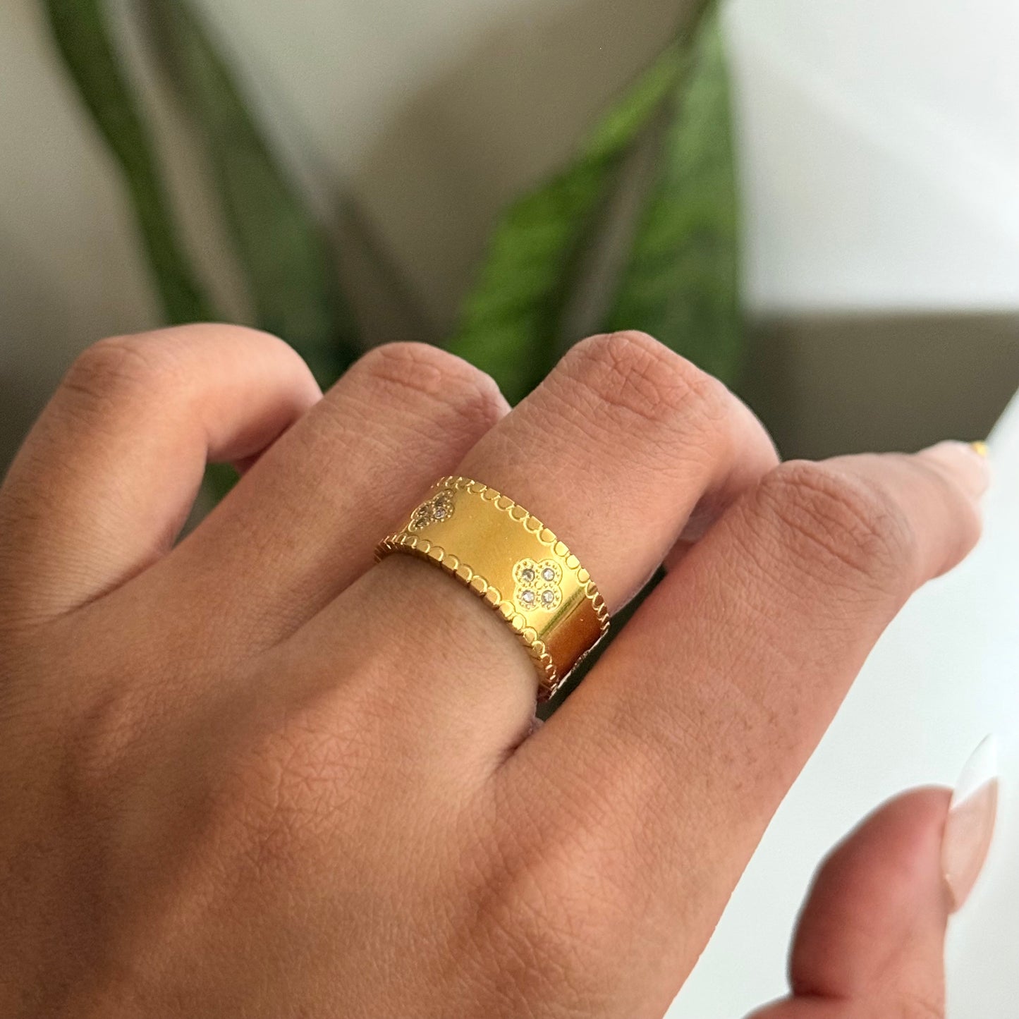 CLOVER BAND RING