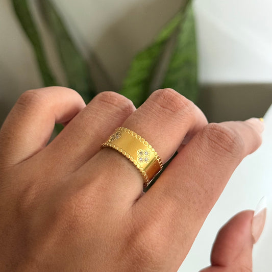 CLOVER BAND RING