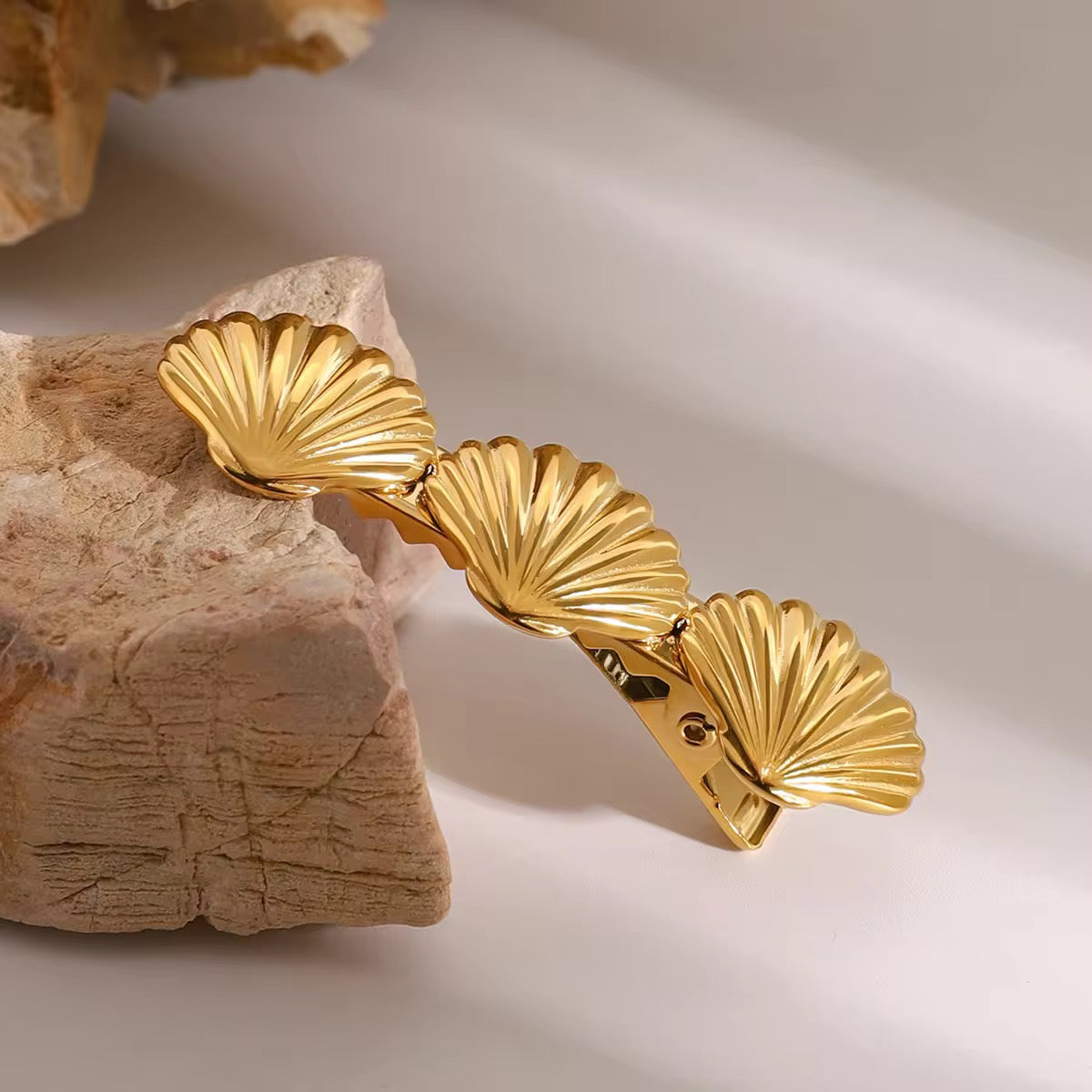 SHELL CLIP