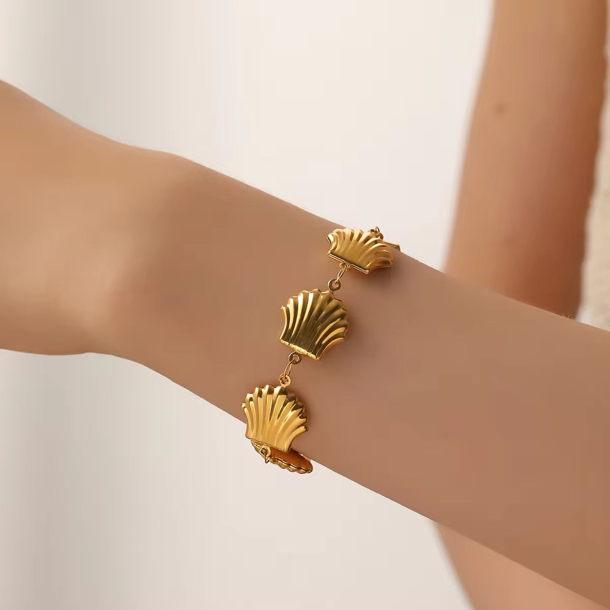 SHELL BRACELET