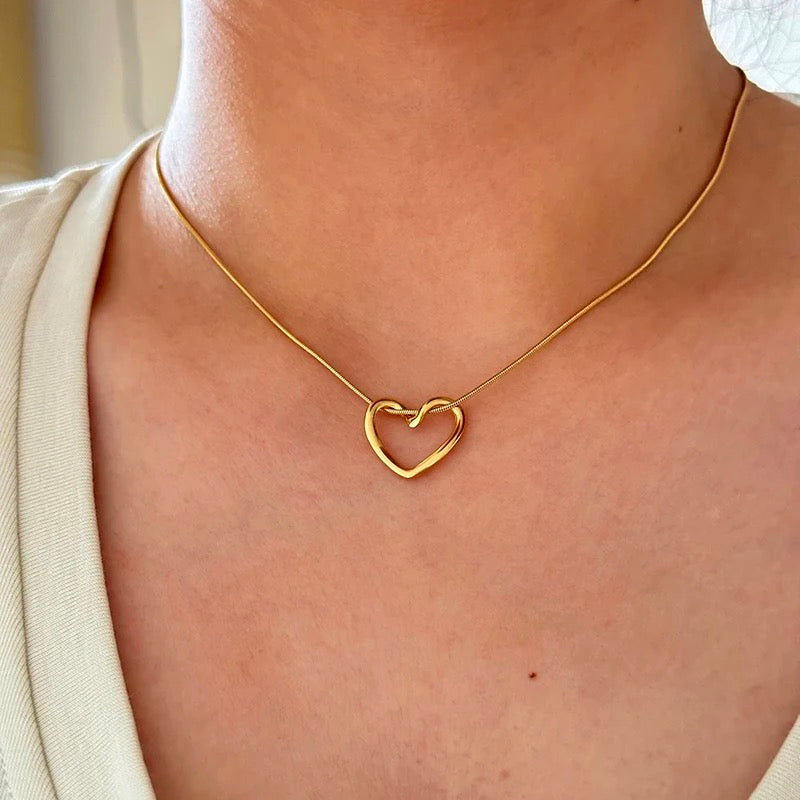 FEMININE NECKLACE