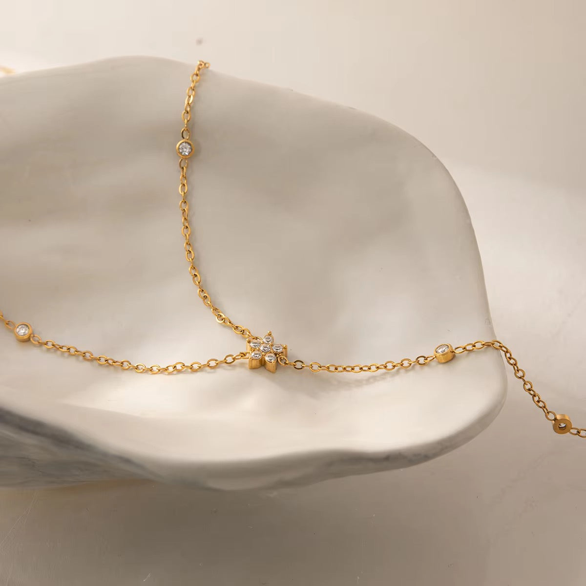 AGNES NECKLACE