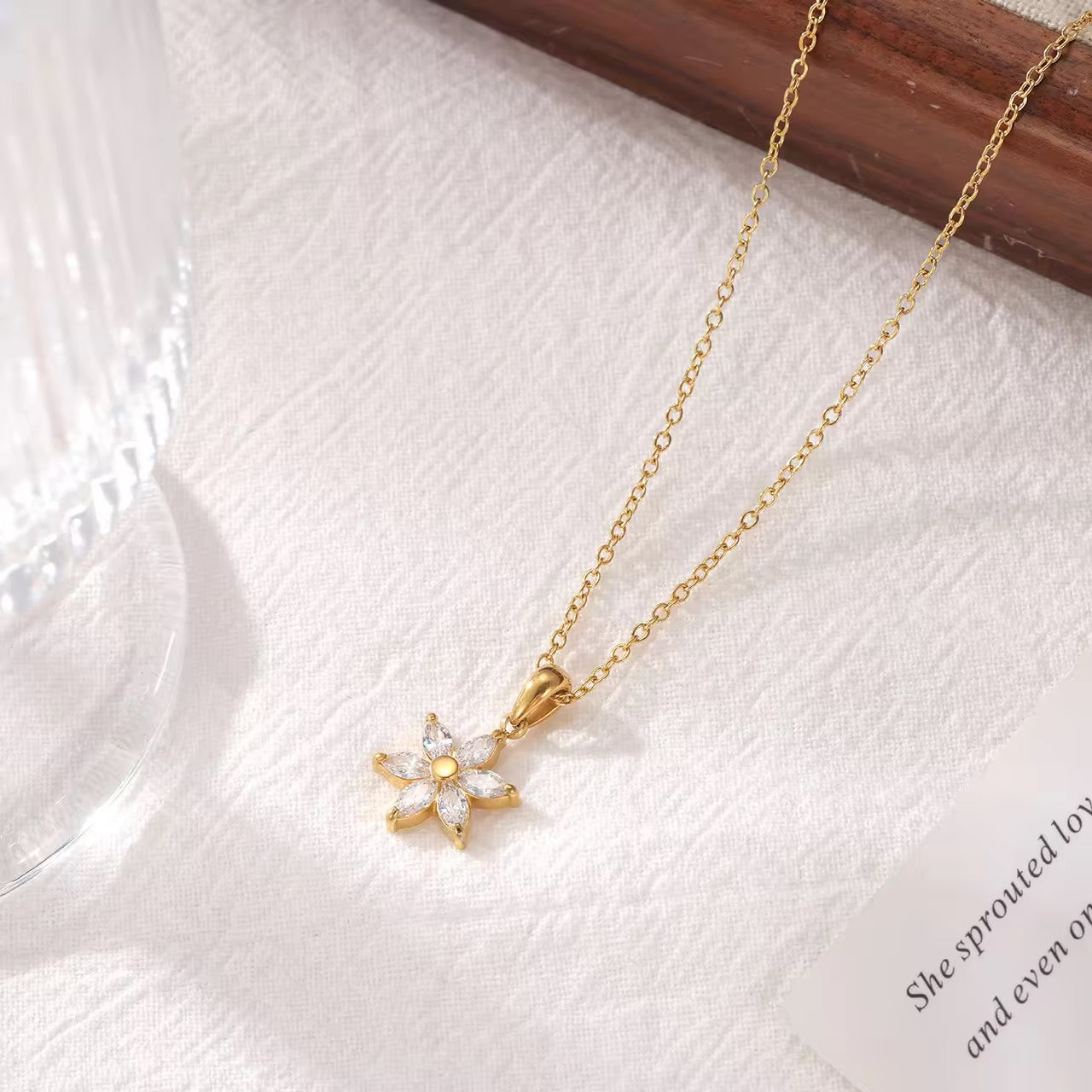 MARIGLEAM NECKLACE