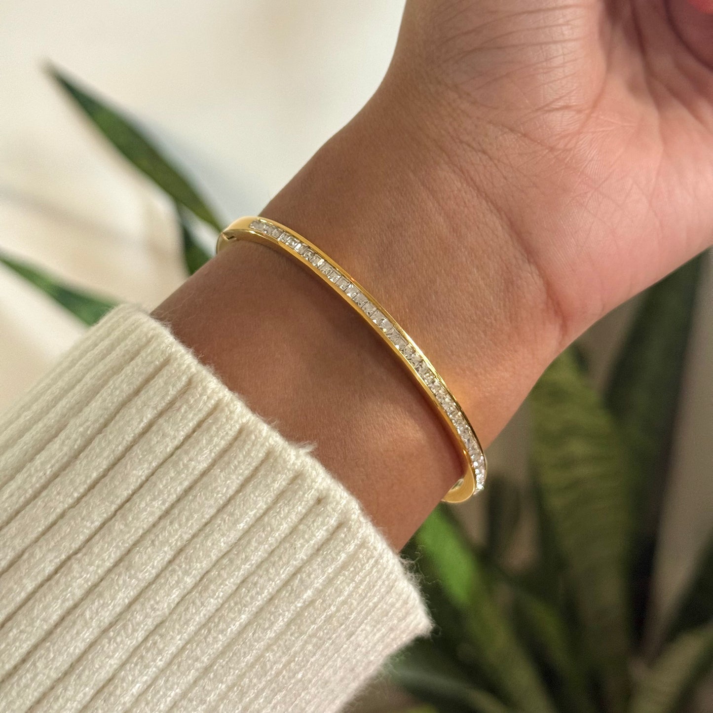 ALURE BANGLE BRACELET