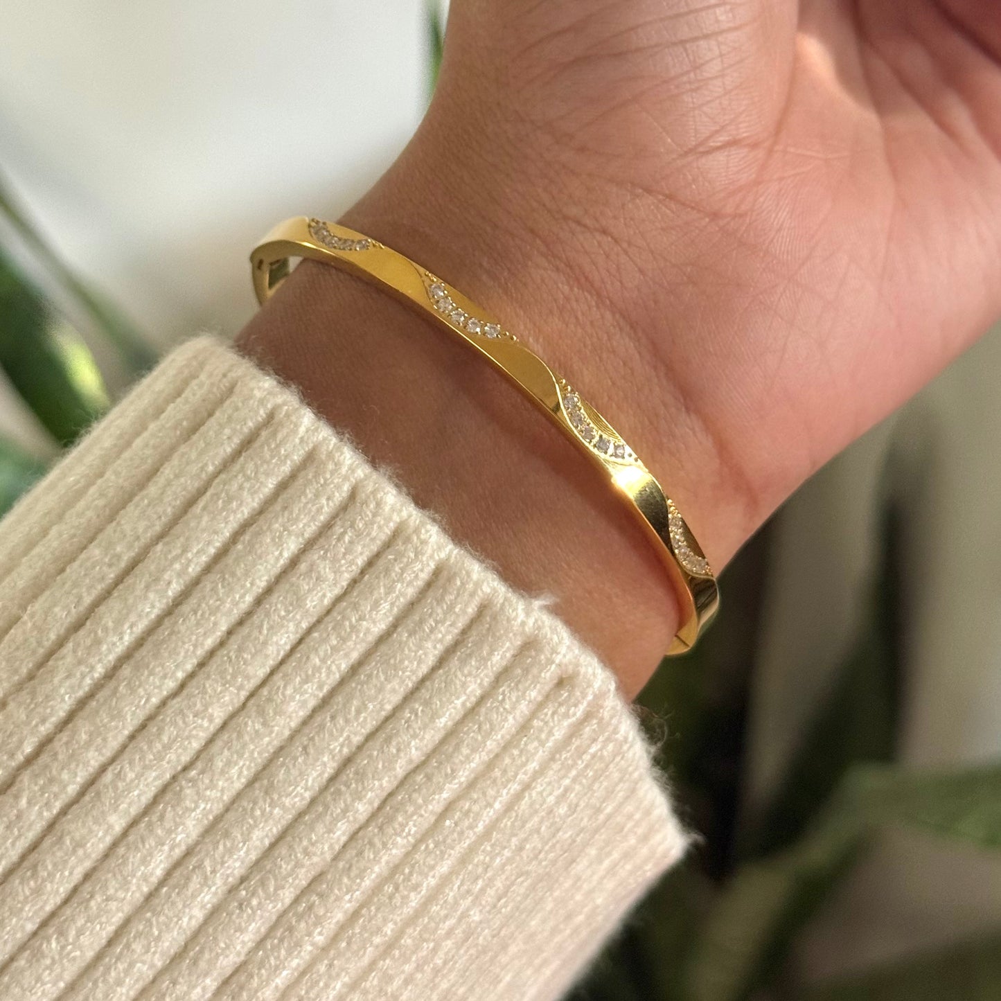 TWIRL BANGLE BRACELET