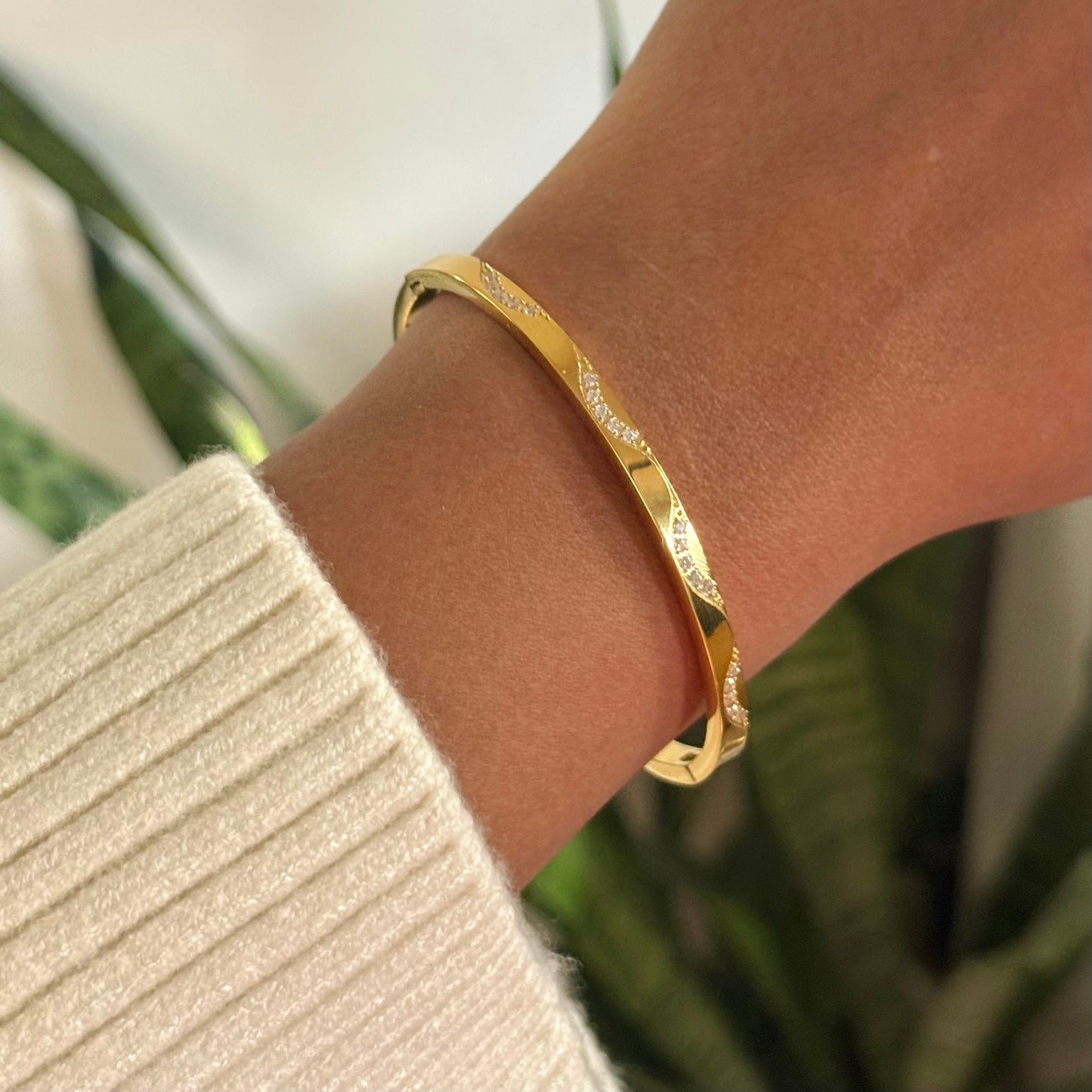 TWIRL BANGLE BRACELET