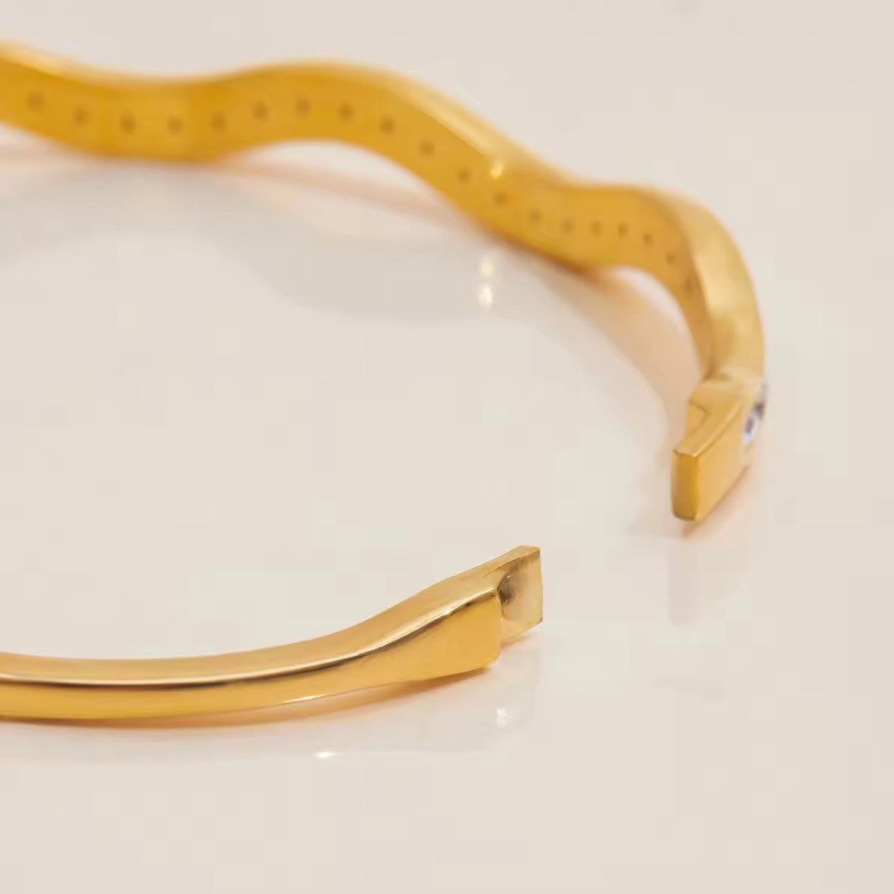 SWAY BANGLE BRACELET