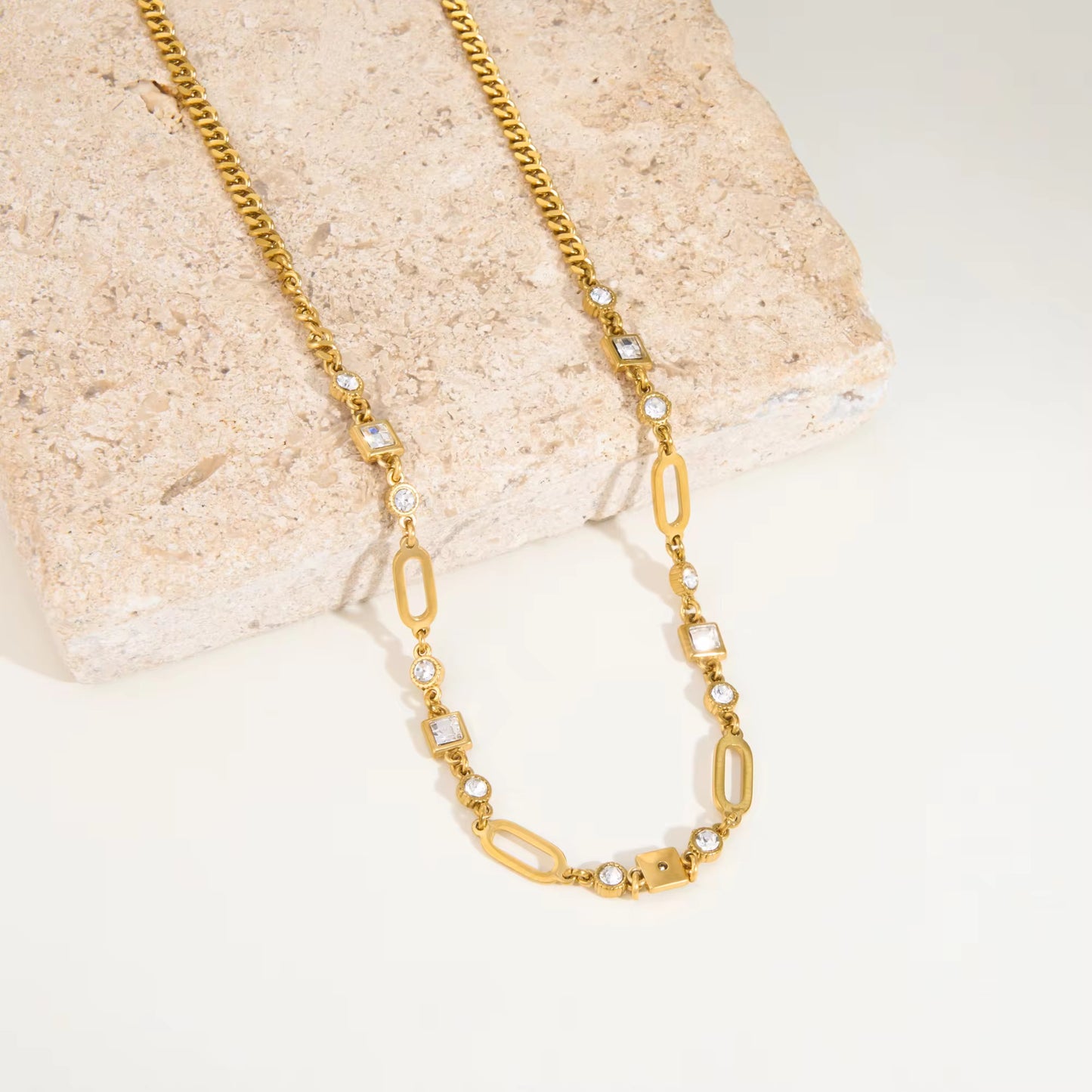 SOLVIA NECKLACE