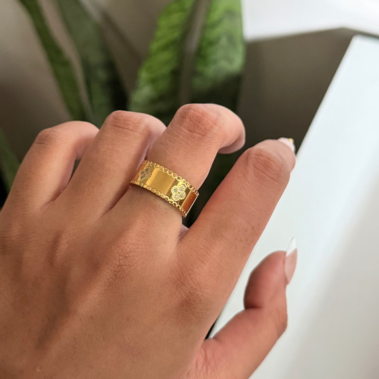 CLOVER BAND RING
