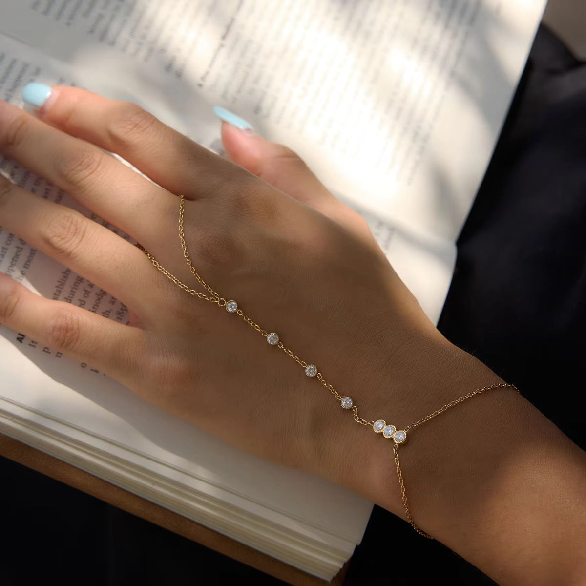 NORA HANDCHAIN (WHITE)
