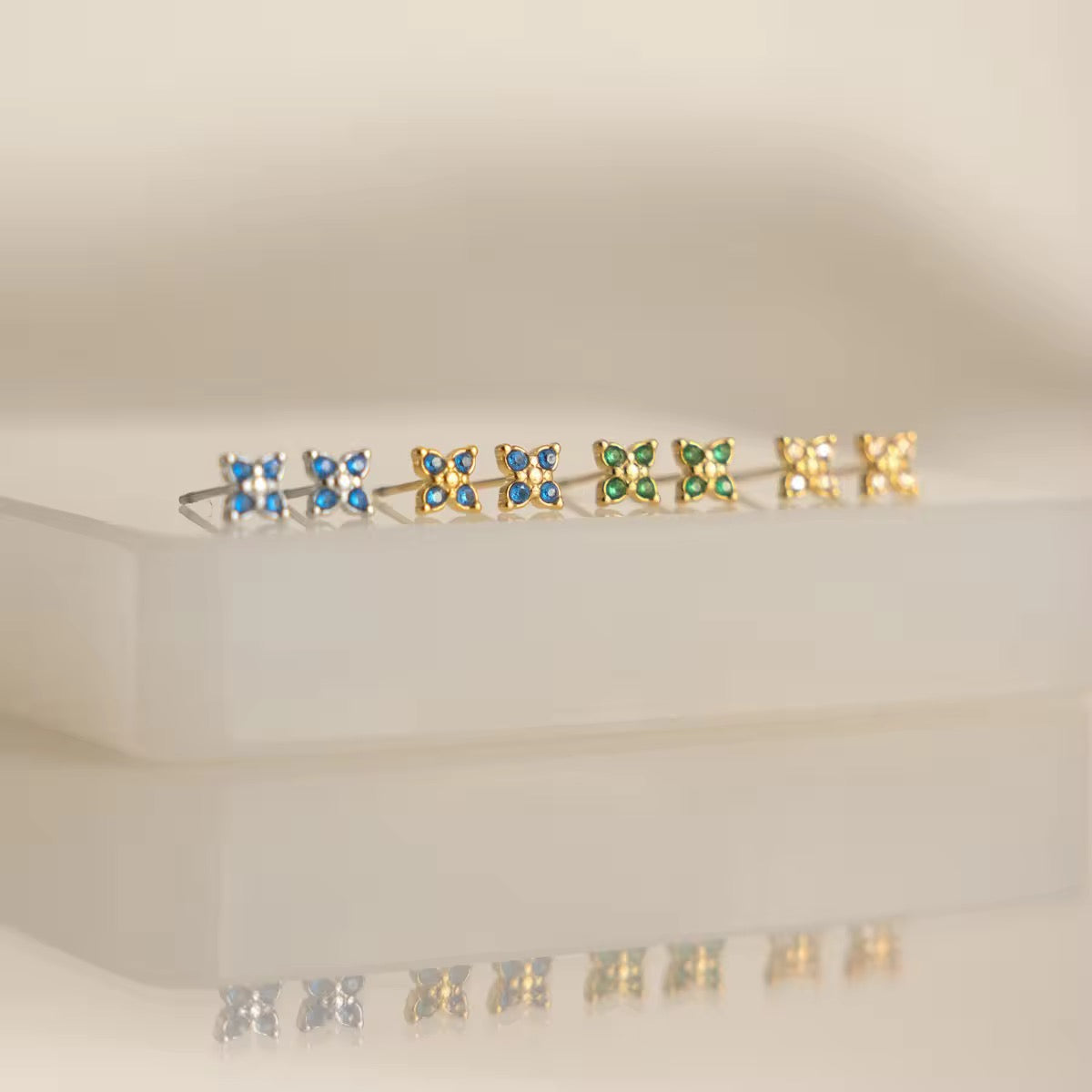CLOVER STUDS
